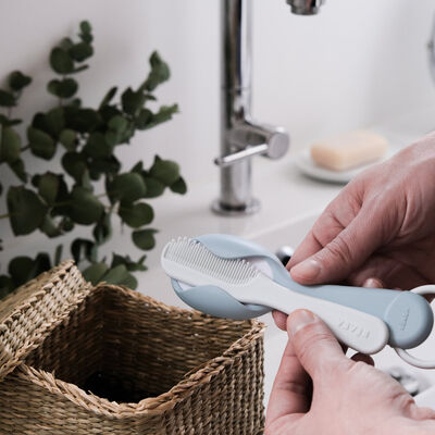 Comb and brush green blue