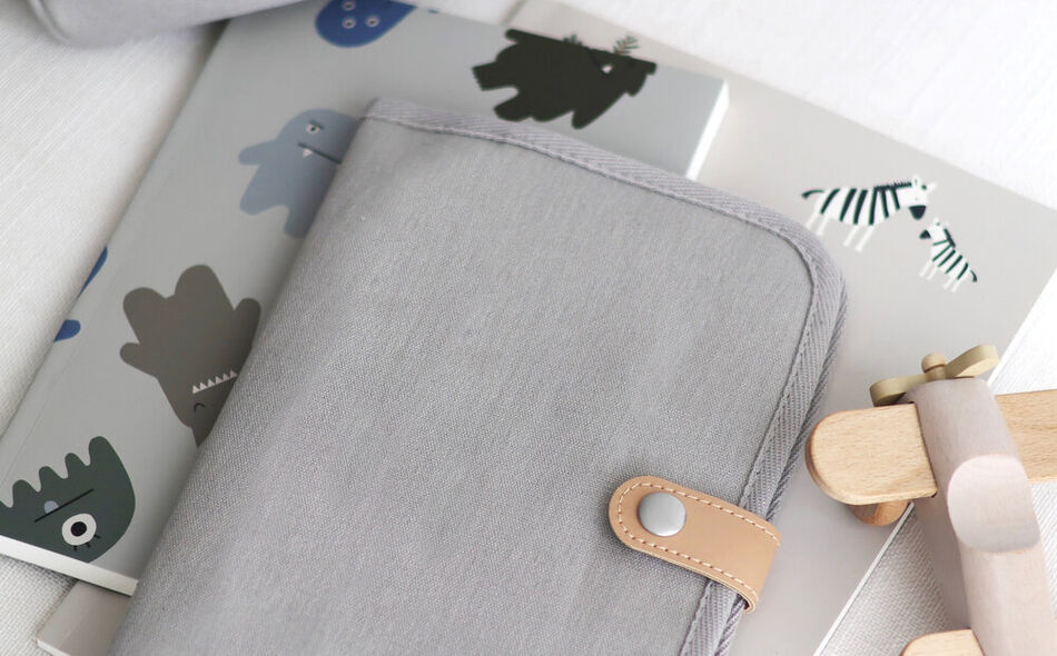 Protege cartilla sanitaria pearl grey