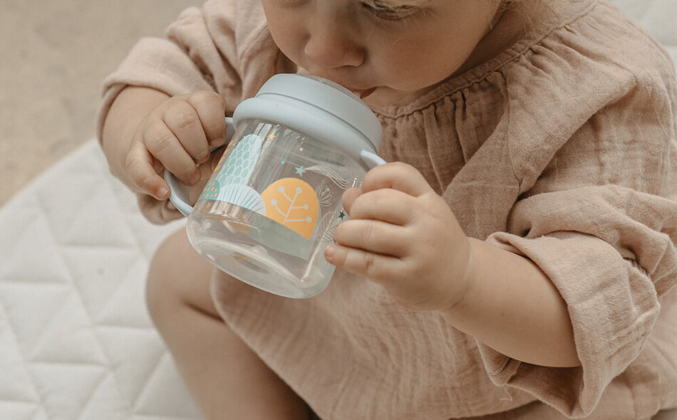 First Babyflasche mit Henkeln und Silikonschnabel +6M 150 ml